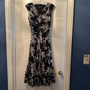 Sleeveless Jones New York fully lined chiffon maxi dress